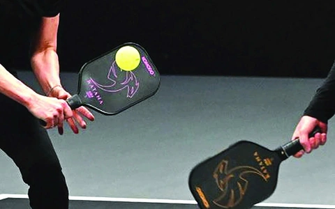 Vợ mê pickleball về muộn, chồng nổi nóng phá vợt